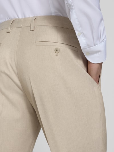 Männermodel trägt Straight Fit Hose mit Viskose-Anteil von MCNEAL in Beige, Gesäßtaschen, elastischer Mix, Nahaufnahme Rückansicht.