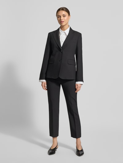 Vrouwenmodel draagt Slim Fit bandplooibroek met viscose van Weekend Max Mara, look: effen zwart, high waist, materiaalverwerking: geweven. Ganzkörperansicht von vorne.