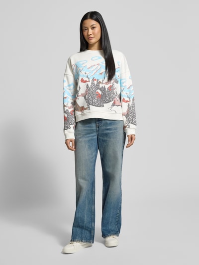 Frauenmodel trägt Oversized Sweatshirt mit gerippten Abschlüssen von Jake*s Casual, Baumwoll-Mix, Rundhalsausschnitt, Ganzkörperansicht von vorne.
