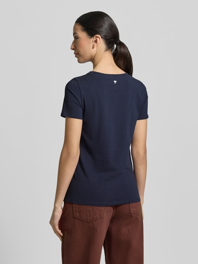 Frauenmodel trägt Slim Fit T-Shirt aus Baumwoll-Mix Modell 'MULTIB' von Weekend Max Mara in Dunkelblau, unifarben, Rundhals, kurzarm, Label Stitching, Ganzkörperansicht Rückansicht.