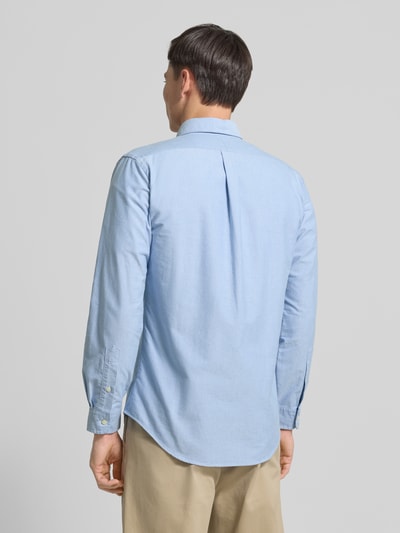 Männermodel draagt lichtblauw Custom Fit Freizeithemd met Motiv-Stitching van Polo Ralph Lauren uit zuivere katoen, rugaanzicht, Ganzkörperansicht Rückansicht.