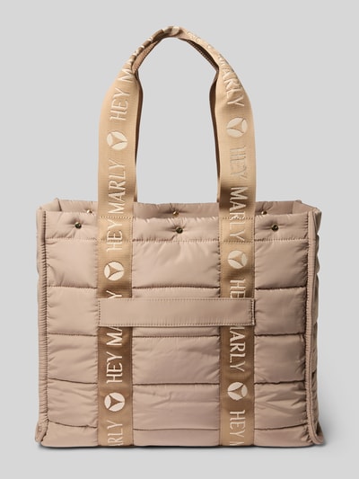 Produktfoto, Shopper mit Label-Details Modell 'Best Buddy' von Hey Marly in Beige, wattierte Oberfläche, zwei Lange Tragegriffe, Hauptfach mit Reißverschluss, Maße ca. 42 cm Breite, 36 cm Länge, 16 cm Tiefe, Schulterriemen 63 cm, dezente Struktur und Label-Design.