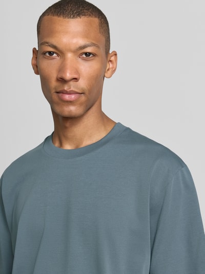 Männermodel trägt Oversized T-Shirt aus reiner Baumwolle von Lindbergh in Blaugrau, glatte Textur, Nahaufnahme Oberkörper, Herren T-Shirt