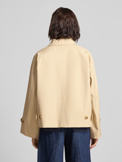 Frauenmodel trägt Jacke mit Ärmelriegeln Modell 'CUBA' von Mango in Beige, Reine Baumwolle, Relaxed-Fit, Rückenlänge 60 cm, Ganzkörperansicht Rückansicht.