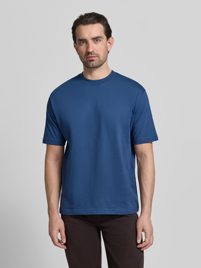 Männermodel trägt Regular Fit T-Shirt aus reiner Baumwolle von MCNEAL in Dunkelblau, Rundhalsausschnitt, Kurzarm, Ganzkörperansicht von vorne.