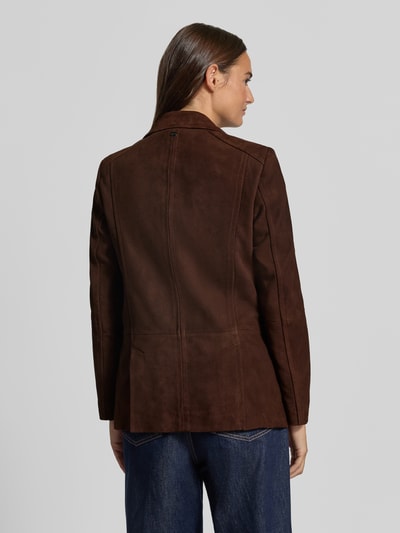Vrouwenmodel draagt Regular Fit jack uit echt geitenleer van Marc Cain, donkerbruin met gladde textuur, Ganzkörperansicht Rückansicht.
