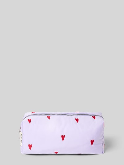 Produktfoto, Etui mit Allover-Motiv-Stitching Modell 'Puffy' von STUDIO NOOS in Flieder mit roten Herzmotiven, Hauptfach mit Reißverschluss, Logo-Detail, glatte, weiche Textur