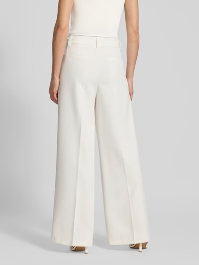 Vrouwenmodel draagt Wide Fit Stoffhose mit Bügelfalten van Christian Berg Woman Selection, wit, elastische stof, achterzakken, volledige lichaamsweergave achteraan.