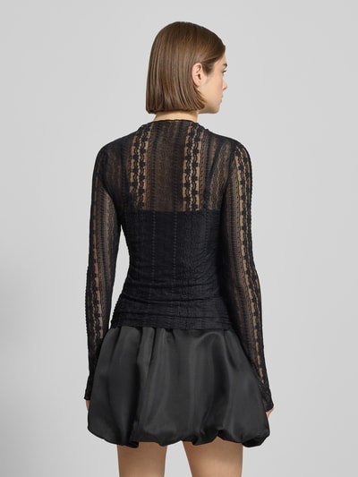 Frauenmodel trägt Longsleeve mit Stehkragen Modell 'Zahara' von OH APRIL, semitransparent, schmal, Material-Mix mit Stretch-Anteil, Ganzkörperansicht Rückansicht.