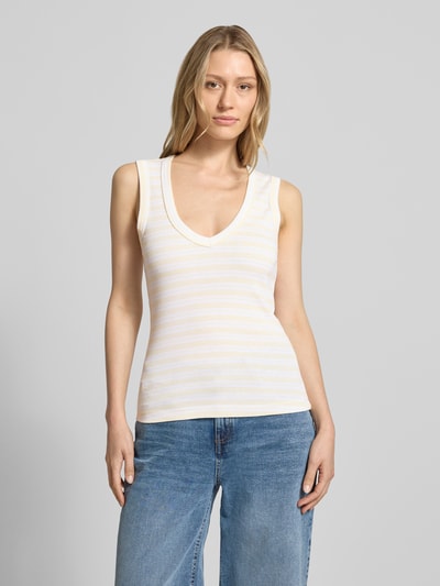 Vrouwenmodel draagt slim fit dames top met V-hals model 'Elle' van MOS MOSH van puur katoen, ruglengte maat S 58 cm, vooraanzicht bovenlichaam