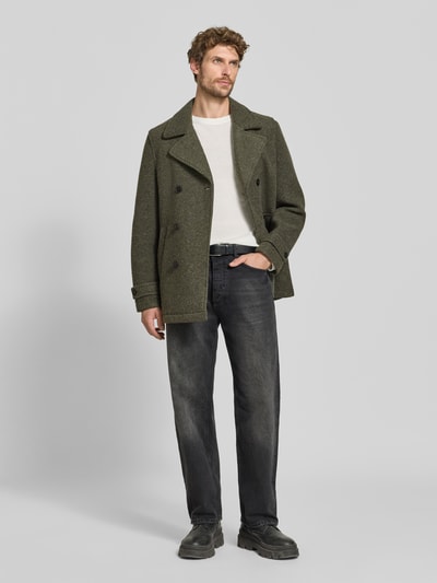 Männermodel trägt Jacke mit Reverskragen und Ärmelriegeln von MCNEAL, graugrün, Zweireiher, Material-Mix, Ganzkörperansicht von vorne