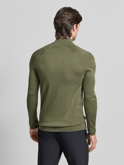 Männermodel trägt Regular Fit Troyer mit Schurwoll-Anteil Modell 'TOUR SEAMLESS QZ' von BOSS Green in Oliv, unifarben, Rückenansicht.