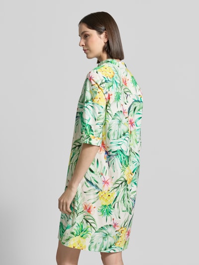 Frauenmodel trägt Hemdblusenkleid mit Tunikakragen von ROBE LÉGÈRE im Allover-Look, Baumwoll-Elasthan-Mix, Gerader-Schnitt, Rückansicht.
