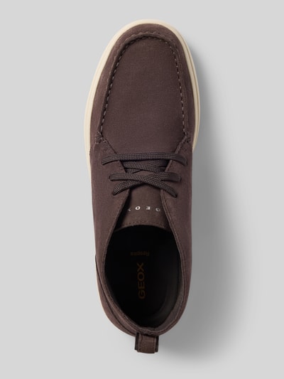 Produktfoto, Sneaker aus echtem Leder mit Logo-Detail Modell 'BALTMOORE' von Geox in Braun, abgerundete Form, strukturierte Sohle, Schnürverschluss, Schafthöhe 9 cm, Absatzhöhe 3 cm, Schaftweite 10 cm, Vogelperspektive