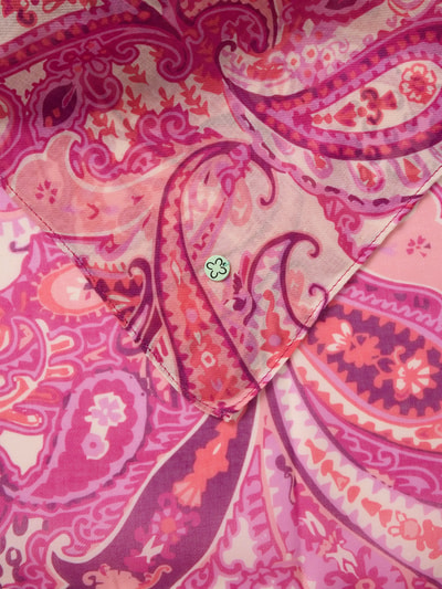 Productfoto, Schal met Label-Detail van Codello, rechthoekige vorm, pure katoen, roze en paarse paisleyprint, detailopname