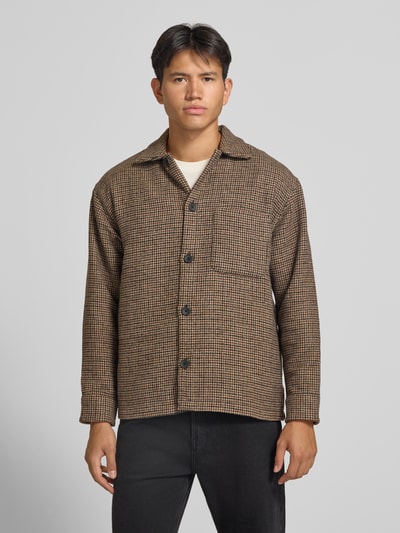 Männermodel trägt Regular Fit Hemdjacke mit Brusttasche Modell 'SOHO OLLIE' von JACK & JONES; kariertes Muster, Kentkragen, Ganzkörperansicht von vorne. Herren Hemdjacke, durchgehende Knopfleiste, Rückenlänge 71 cm, Schulterbreite 41 cm, Ärmellänge 65 cm.