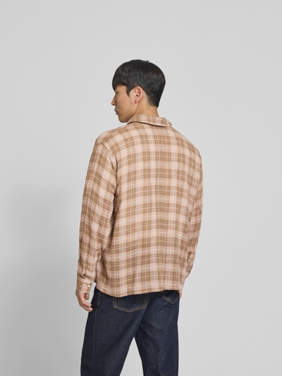 Männermodel trägt Freizeithemd aus Viskose-Mix von WON HUNDRED, braun kariert, relaxed Fit, Rückenansicht, Ganzkörperansicht Rückansicht.