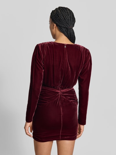 Männermodel trägt sukienka mini z mieszanka wiskozy i jedwabiu Minikleid aus Viskose-Mix von ROTATE, aksamit, ozdobne obszycie kwiatowe, z długim rękawem, dopasowany krój, całkowita długość 86 cm, Szerokość w rozmiarze 36: 44 cm, Długość rękawów 63 cm, całkowita długość, widok z tyłu.