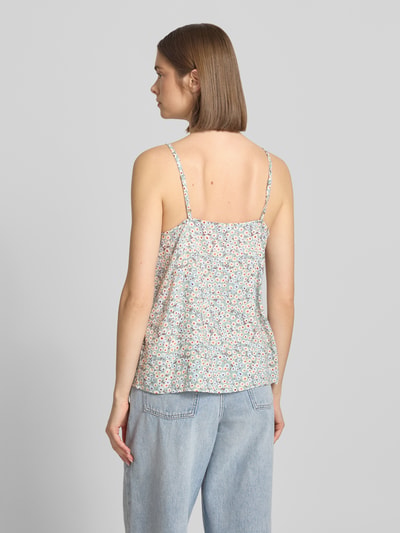 Frauenmodel trägt Regular Fit Blusentop aus reiner Viskose Modell 'NALA LIFE' von Only mit Allover-Muster, Ganzkörperansicht Rückansicht.