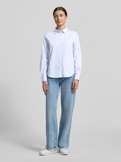 Modelka kobieca nosi Regular Fit Bluse mit Streifenmuster und Label-Stitching von Gant, jasnoniebieska, bawełna, krój regular fit, całkowity widok z przodu.
