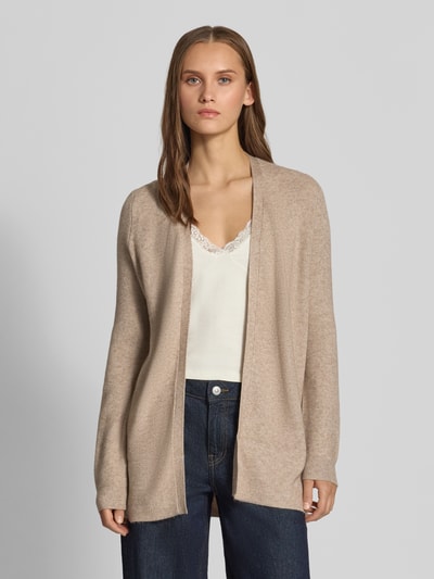 Frauenmodel trägt Regular Fit Strickjacke aus Viskose-Mix Modell 'MARY' von ONLY in Beige, Damen Strickjacke von ONLY, Ganzkörperansicht von vorne.