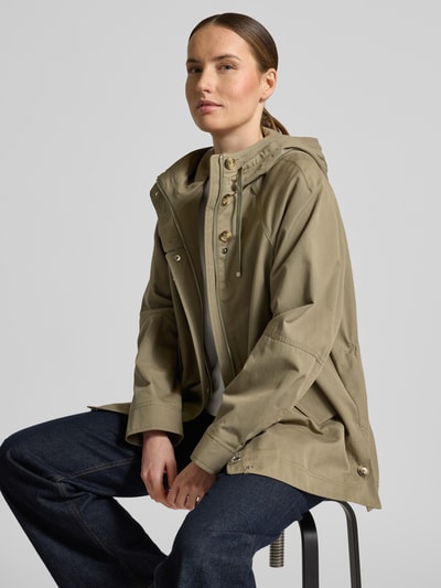 Vrouwenmodel draagt Jacke mit verdecktem Reißverschluss van Fuchs Schmitt in katoenmix, regular fit, capuchon met tunnelkoord, klepzakken, ruglengte maat 36: 73 cm, schouderbreedte: 37 cm, borstwijdte: 54 cm, mouwlengte: 66 cm. Nahaufnahme bovenlichaam.