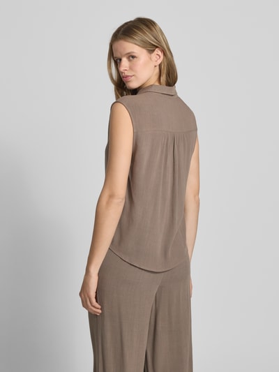 Frauenmodel trägt Regular Fit Leinenbluse ohne Ärmel Modell 'SIESTA' von Only in Melange-Optik, Viskose-Leinen-Mix, Ganzkörperansicht Rückansicht.