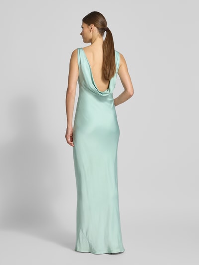 Frauenmodel trägt Slim Fit Abendkleid mit Rückenausschnitt von Jake*s Cocktail in mintgrünem Satin, ärmellos, Ganzkörperansicht Rückansicht.