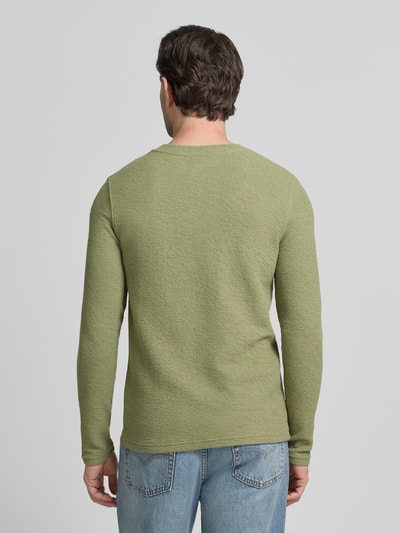 Männermodel trägt Regular Fit Longsleeve mit Knopfleiste von MCNEAL in Hellgrün, Strukturmuster, elastischer Baumwoll-Mix, Ganzkörperansicht Rückansicht.