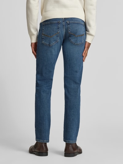 Männermodel trägt Tapered Fit Jeans im 5-Pocket-Design Modell 'Lyon' von Pierre Cardin, Baumwoll-Mix mit Stretch-Anteil, Ganzkörperansicht Rückansicht.