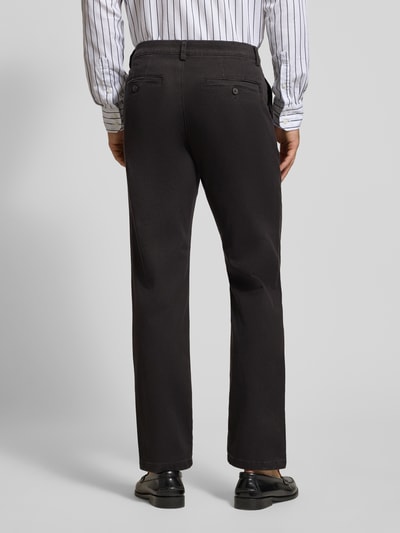 Männermodel trägt schwarze Straight Fit Chino aus Baumwoll-Mix Modell 'Miles' von Selected, dezente Struktur, Ganzkörperansicht Rückansicht. Herren Chino.