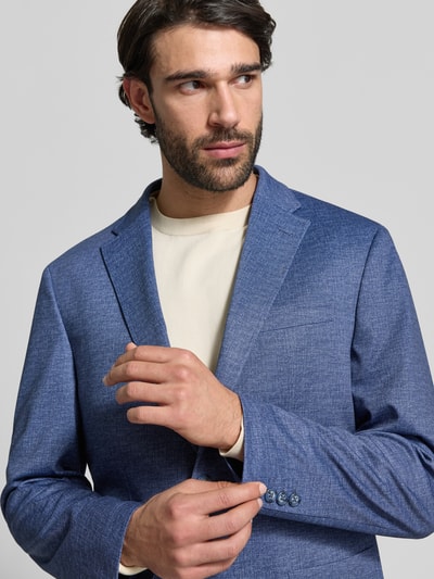 Männermodel trägt Regular Fit Sakko mit Viskose-Anteil Modell 'Manel' von Pierre Cardin, Strukturstoff, Nahaufnahme Oberkörper.
