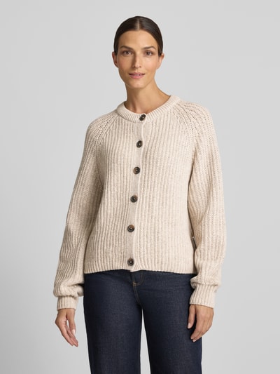 Frauenmodel trägt beige Loose Fit Strickjacke aus Woll-Mix Modell 'RIB KNIT' von ARMEDANGELS, grobe Rippenstruktur, Ganzkörperansicht von vorne, Damen Strickjacke von ARMEDANGELS.