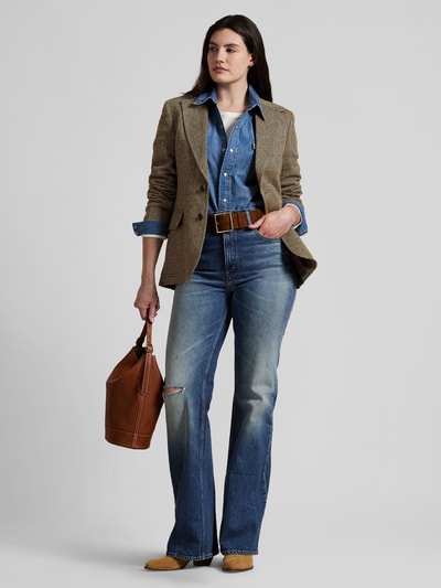 Frauenmodel trägt Taillierter Longblazer aus Leinen-Seide-Mix mit Woll-Anteil Modell 'HERTIAGE' von Polo Ralph Lauren, Optik: Unifarben, Allover-Muster, Passform: Tailliert, Kragenform: Reverskragen, Muster: Fischgräten, Verschluss: 2-Knopf-Verschluss, Ärmelform: Kissing Buttons, Rumpfabschluss: mit Seitenschlitzen, Taschen: Brusttasche, Pattentaschen, Materialverarbeitung: Webware, Material: Leinen-Seide-Mix, gedeckte Brauntöne, strukturierte Oberfläche, Ganzkörperansicht von vorne.