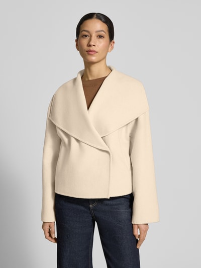 Frauenmodel trägt Jacke aus Woll-Mix Modell 'Naria' von Someday mit Druckknopfverschluss, Relaxed-Fit, Vorderansicht Ganzkörperansicht.
