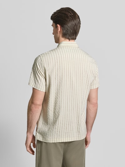 Männermodel trägt Regular Fit Freizeithemd mit Viskose-Anteil Modell 'REDFORD' von Guess, beige mit feinen Streifen, Ganzkörperansicht Rückansicht.