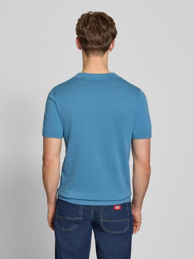 Mężczyzna nosi Regular Fit Poloshirt in Strick-Optik Modell 'Bray' od Blend, czysta bawełna, niebieski, krój regular fit, widok z tyłu, długość pleców w rozmiarze M: 68 cm.