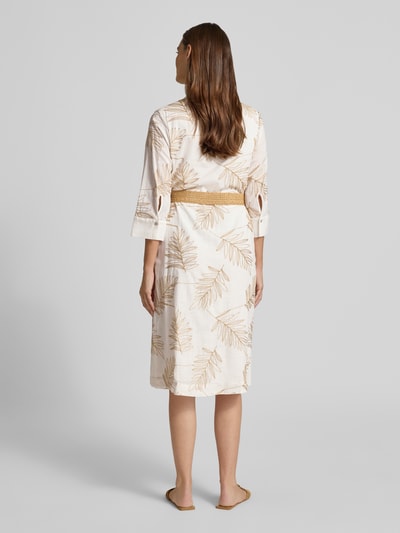 Kobiece model prezentuje tailliertes Freizeitkleid aus Baumwoll-Mix od s.Oliver BLACK LABEL, beżowy wzór liści, widok całej sylwetki z tyłu