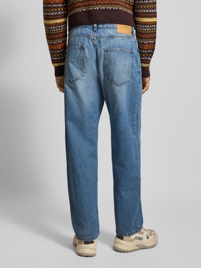 Männermodel trägt Baggy Jeans in klassischem Five-Pocket-Design von Review, blaue Waschung, Relaxed-Fit, Reine Baumwolle, Ganzkörperansicht Rückansicht.