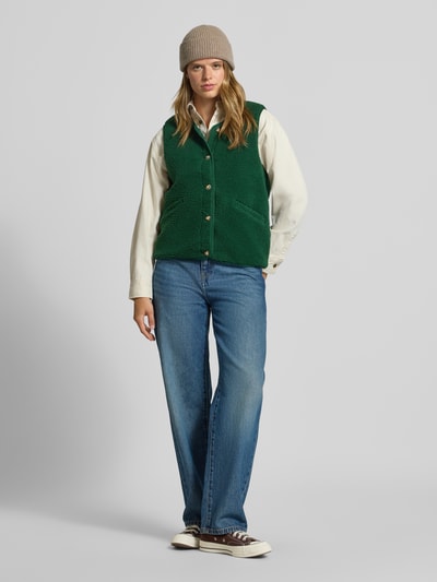 Männermodel trägt grüne kamizelka z imitacji futerka Regular Fit Weste in Teddyfell-Optik Modell 'BABY' von ONLY, Ganzkörperansicht von vorne.