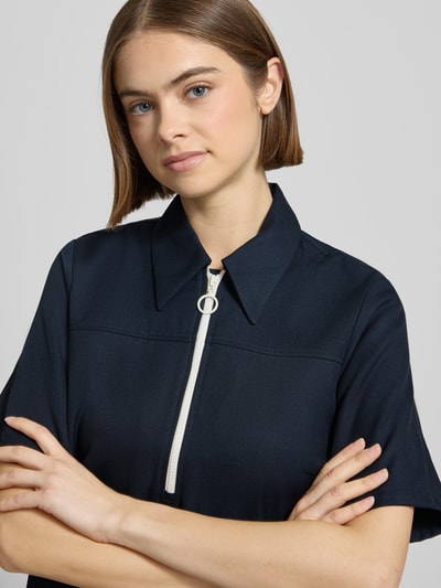 Frauenmodel trägt Körpernahes Polokleid mit Viskose-Anteil von Marc O'Polo Denim, Optik: Unifarben, Kurzarm, Reißverschluss, Twill; Nahaufnahme Oberkörper.