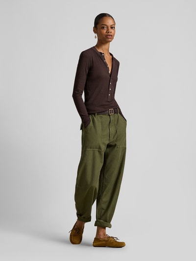 Modelka nosi Tapered Stoffhose aus reiner Baumwolle od Polo Ralph Lauren, kolor jednolity, krój tapered, wysoki stan, bawełna, widok całej sylwetki z przodu.
