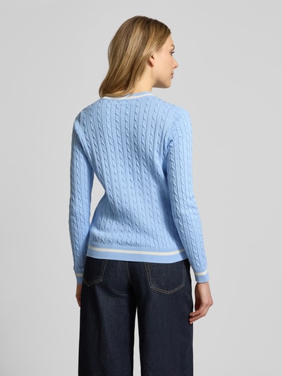 Vrouwenmodel draagt Strickpullover mit gerippten Abschlüssen van Christian Berg Woman in lichtblauw, regular fit, katoenmix, rugaanzicht.