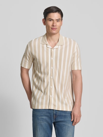 Männermodel trägt Regular Fit Freizeithemd aus reiner Baumwolle von Marc O'Polo, gestreift, Polokragen, beige und weiß, Ganzkörperansicht von vorne.