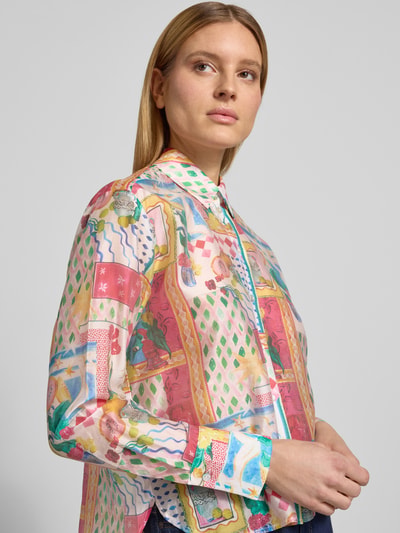 Frauenmodel trägt Regular Fit Voile Bluse mit Dolce Vita Print von Christian Berg Woman Selection, bunte Farben, Lyocell-Mix, Hemdblusenkragen, Knopfleiste, Ganzkörperansicht von vorne. Rückenlänge 62 cm, Ärmellänge 58 cm, Größe 36.