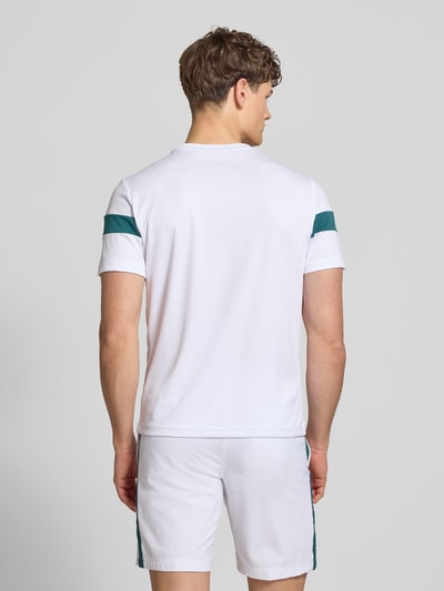 Männermodel trägt weißes Regular Fit T-Shirt mit grünem Logo-Print Modell 'Leone' von SERGIO TACCHINI, Ganzkörperansicht Rückansicht.