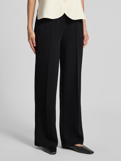 Vrouwenmodel draagt Wide Leg Sweatpants aus Viskose-Mix van Varley, zwarte wide leg broek met persplooien, elastische band, met stretch, comfortband, binnenbeenlengte maat S 78 cm, viscosemix, detailopname benen, voorkant
