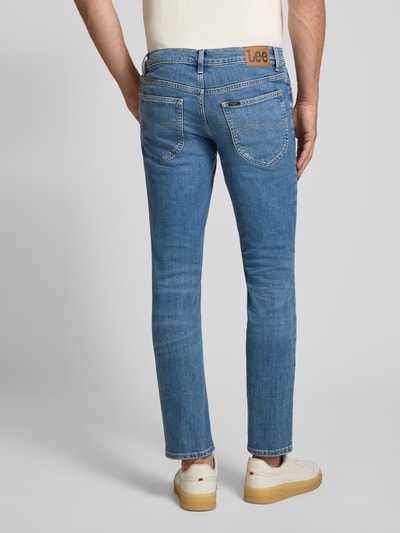 Männermodel trägt Slim Fit Jeans aus katoenmix Modell 'Luke' van Lee in lichtblauw met zichtbare stiksels, Herren slim fit jeans, Ganzkörperansicht Rückansicht