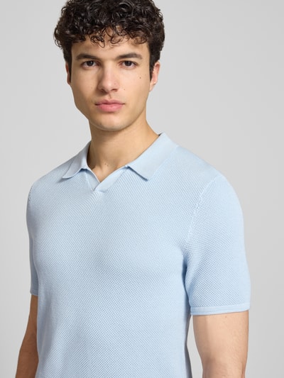 Männermodel trägt Slim Fit Poloshirt mit Strukturmuster von REVIEW in Hellblau, Reine Baumwolle, V-Ausschnitt, Nahaufnahme Oberkörper.