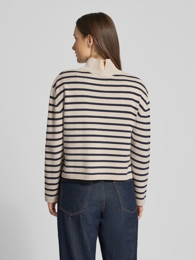 Frauenmodel trägt Regular Fit Turtleneck Pullover aus Baumwoll-Mix von Tom Tailor Denim, gestreift, cremefarben und dunkelblau, Ganzkörperansicht Rückansicht.